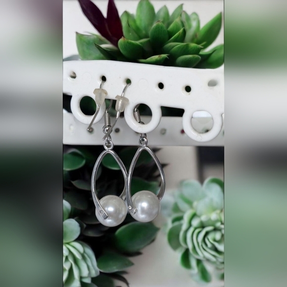 Fashion Elegant Silver and White Dangle Earrings (EUC) - Picture 2 of 2